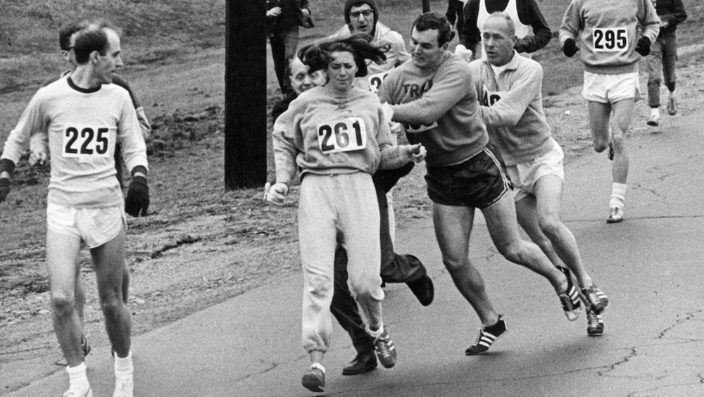 Kathrine Switzer bousculé par Jock semple au marathon de Boston en 1967.