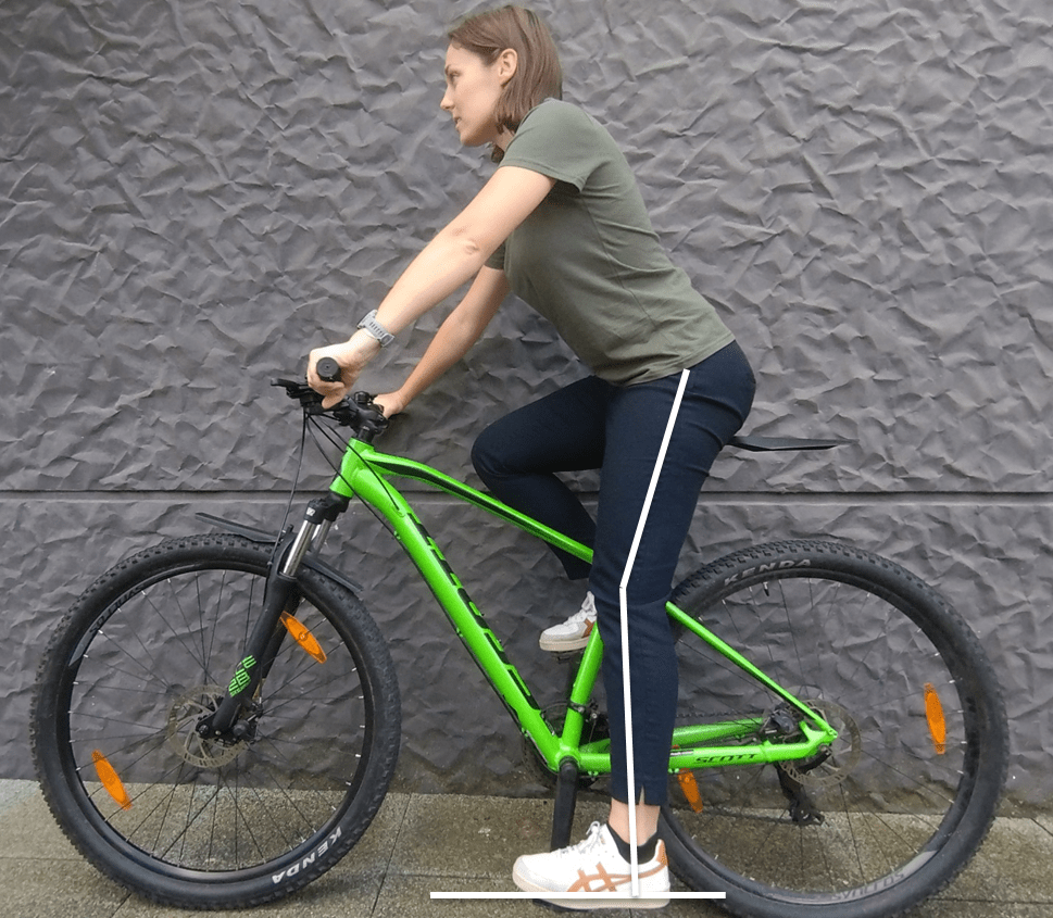 Régler la hauteur de sa selle de vélo. Pied sur la pédale, genou déverrouillé.