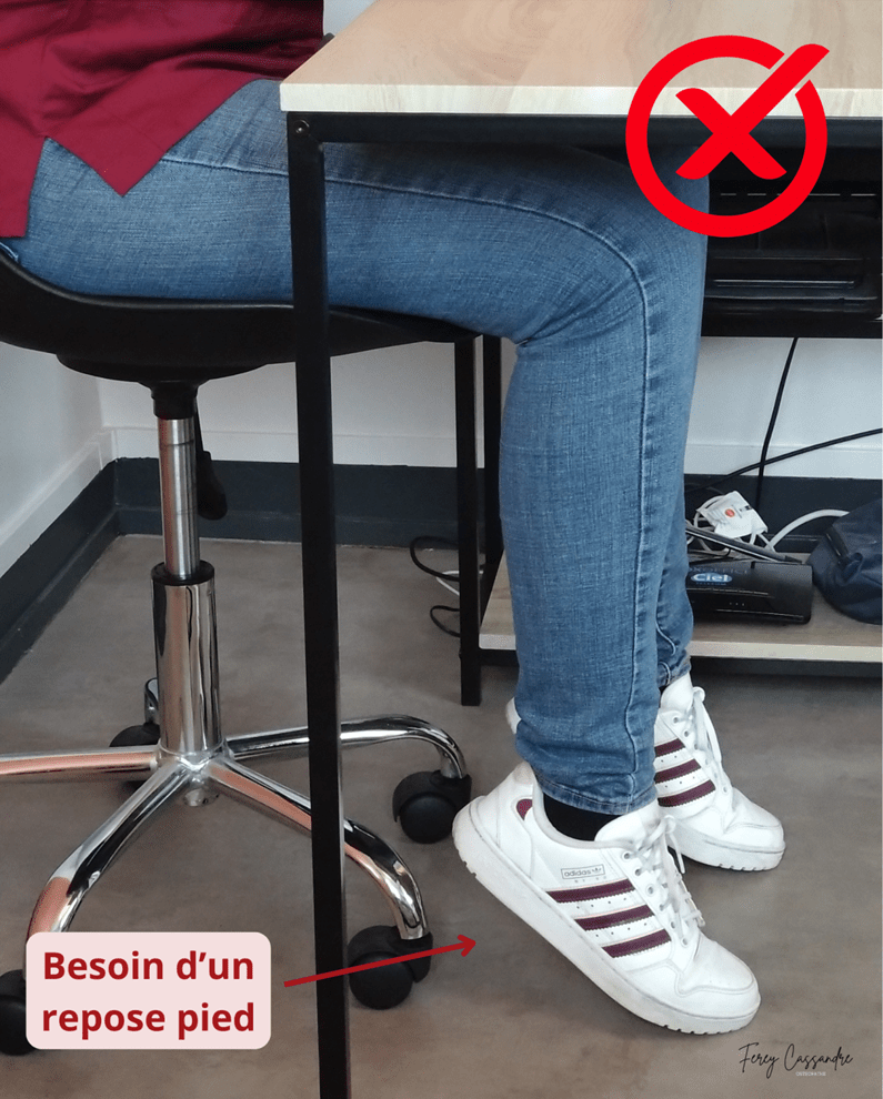Mauvaise position des jambes lors d'un travail sur bureau car les talons ne touchent pas par terre. Il faudra ajouter un repose-pied dans cette situation.