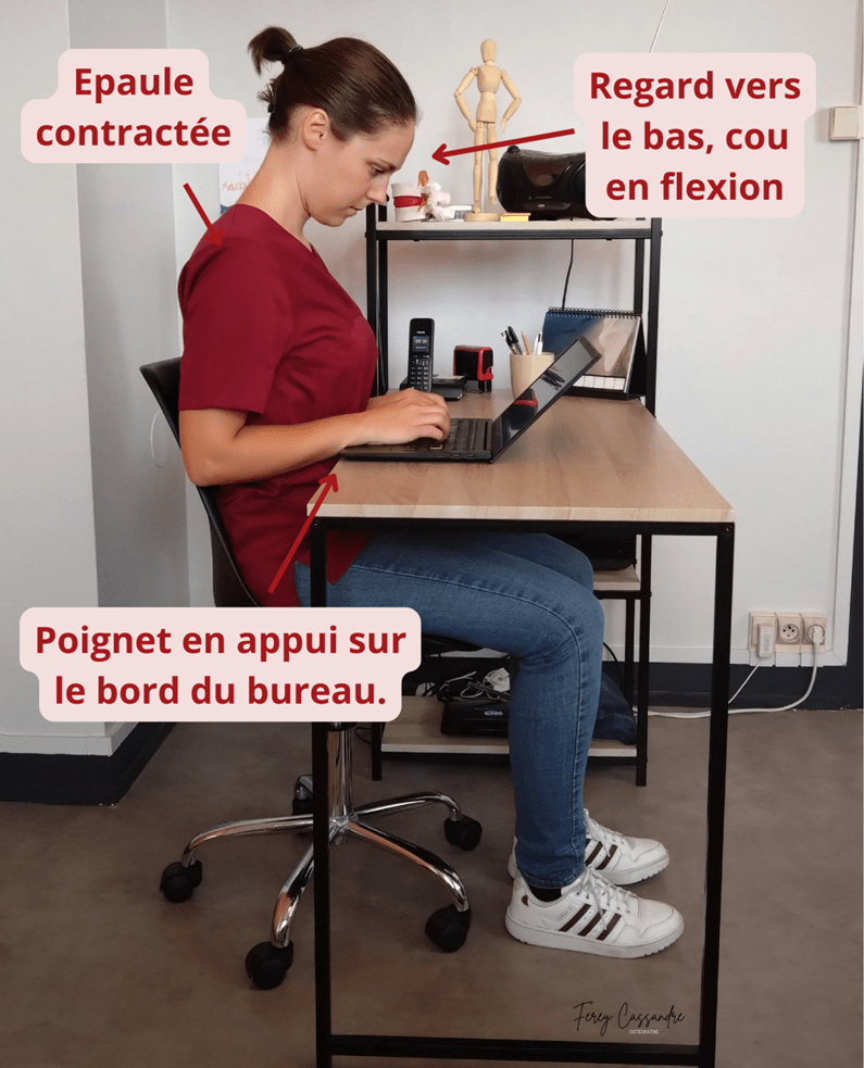 Mauvaise position devant ordinateur car les épaules sont contractées, le regard est trop vers le bas et les poignets sont en appui sur la tranche du bureau sur le canal carpien. 
