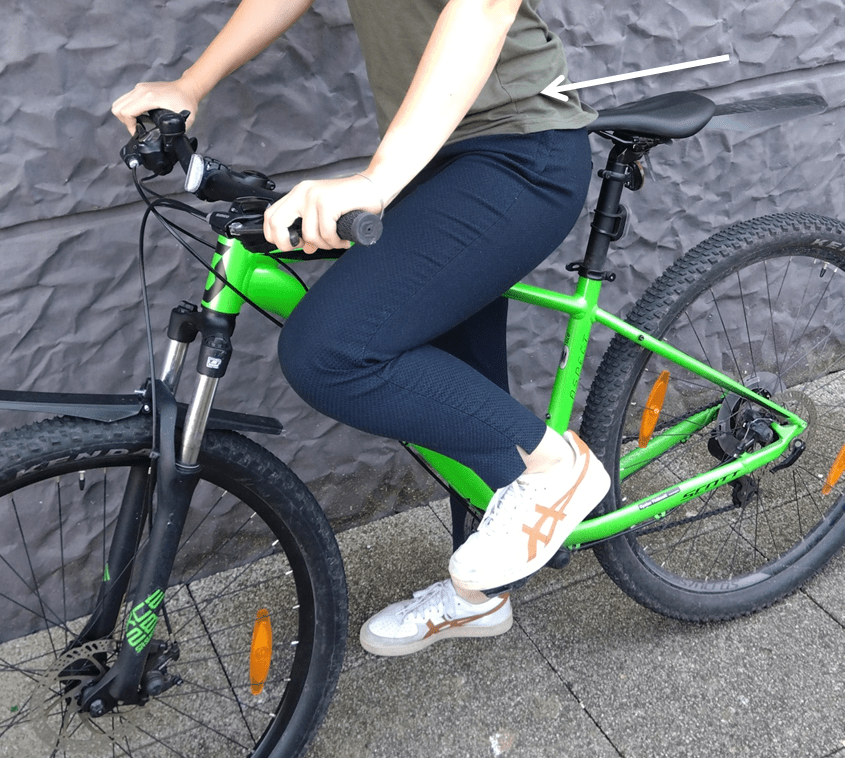 A vélo, préférez poser un pied à terre lorsque vous vous arrêtez.