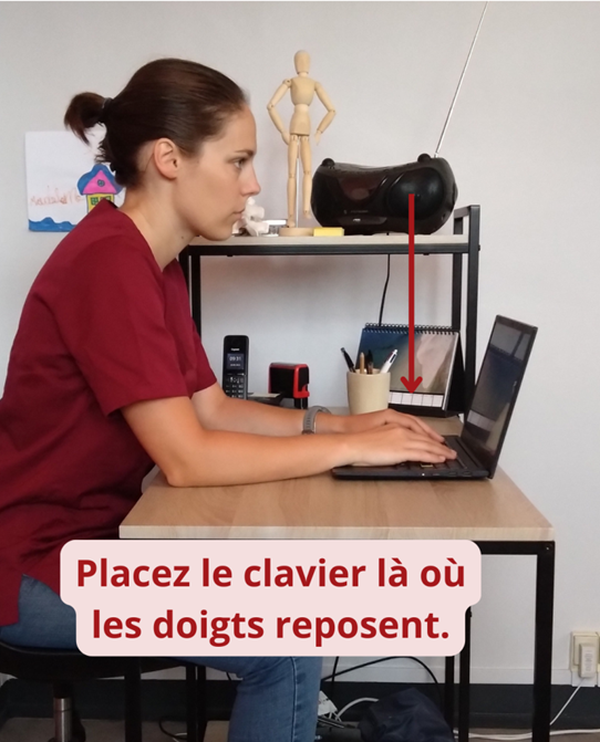 Positionnement du clavier lors d'une position ergonomique de travail sur un bureau. Placez le clavier sous vos doigts après avoir fait les étapes précédentes.