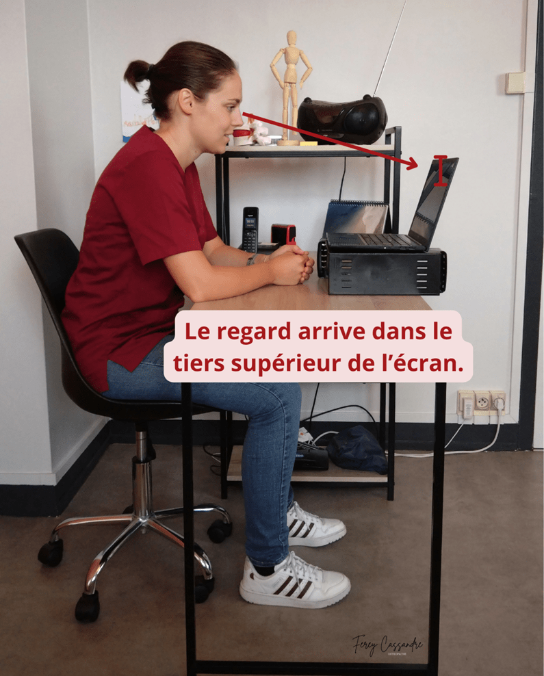 Déterminer la hauteur de votre écran d'ordinateur. Le regard doit arriver dans le tiers supérieur de l'écran.