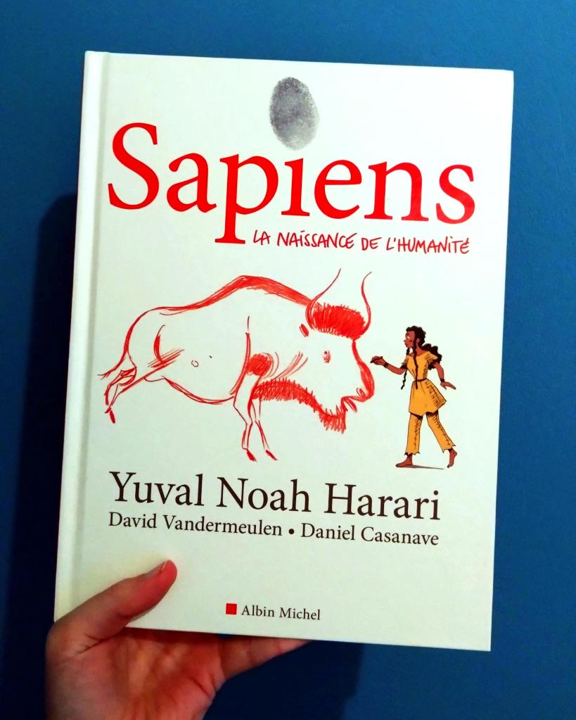 Sapiens, la naissance de l'humanité de Yuval Noah Harari.
Sapiens est une BD qui trace l'évolution de l'humanité depuis la préhistoire. Le but est d'essayer de comprendre comment l'humanité a évolué vers ce qu'elle est aujourd'hui. La série de BD compte aujourd'hui 3 tomes inspirés du roman du même auteur : Sapiens, une brève histoire de l'humanité. Plus accessible que le livre, la BD prend la forme d'un échange entre Yuval Noah Harari et sa nièce, Zoé.